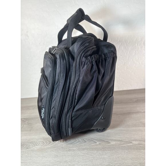 TravelPro Crew 5 Rolling Tote Wheeled Carry On Weekender 16" Telescoping Handle - Picture 3 of 9